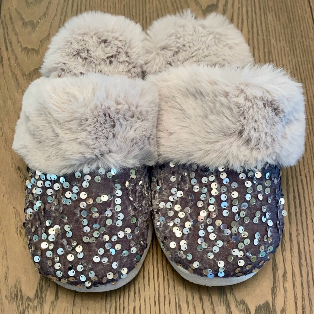 Cute fluffy slippers with sequins - size L/XL